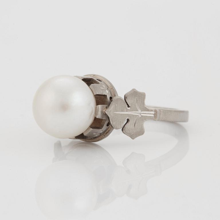 Wiwen Nilsson, ring, 18K vitguld med pärla, Lund 1958.