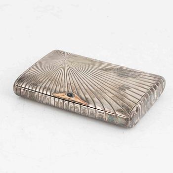 Puderdosa samt cigarettetui, silver, bl a Finland 1912.