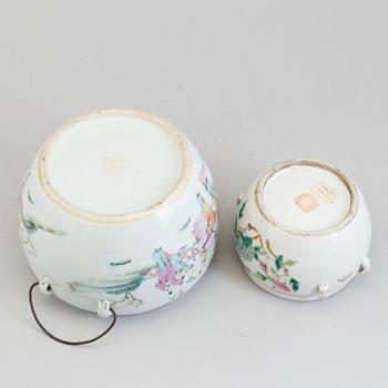 Two Chinese famille rose porcelain bowls with covers, late 19th century and early 20th century.