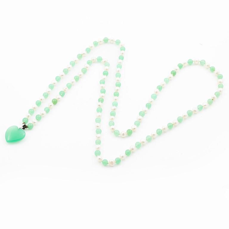 Collier med odlade pärlor och krysopras.
