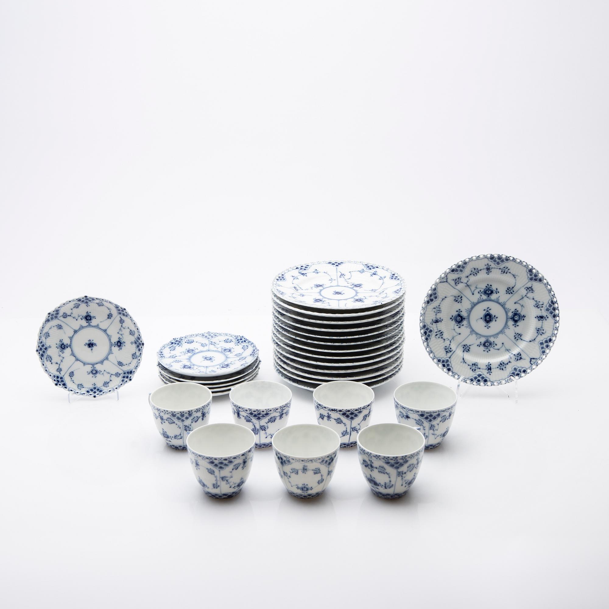 Royal Copenhagen, Servisdelar, 20 delar, porslin, Musselmalet, Danmark.