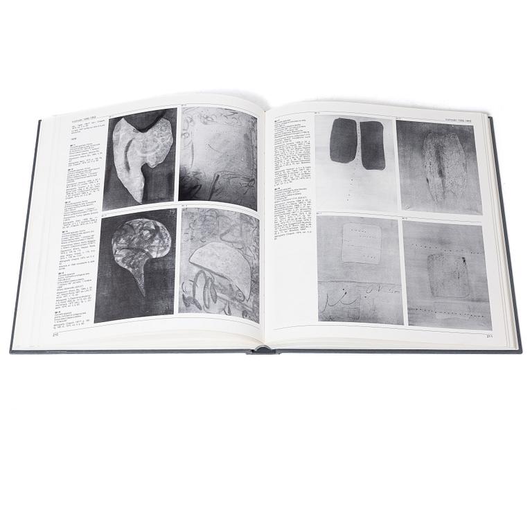 Böcker, 2 volymer, "Fontana - Catalogo generale I-II", Enrico Crispolti, Edizioni Electa, Milan,1986.