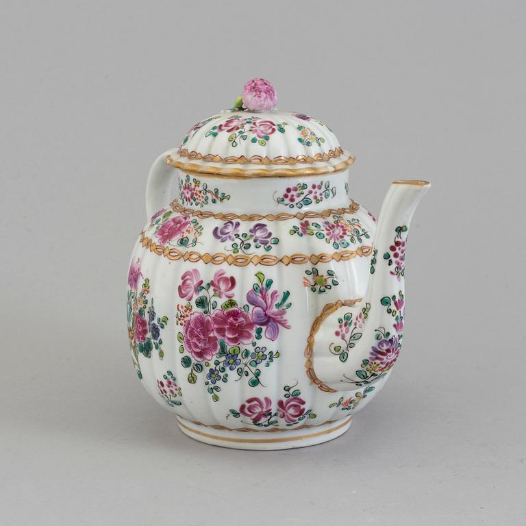 A SAMSON PORCELAIN TEAPOT, France, 19th/20th century.