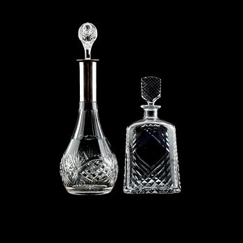 KARAFFER, 2 st, glas, en med silverbeslag, 1900-tal.