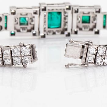 Rannekoru, 18K valkokultaa, smaragdeja sekä briljantti- ja baguettehiottuja timantteja, Tukholma 1986.