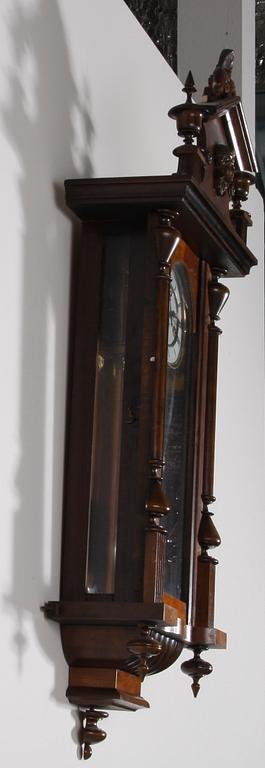 VÄGGPENDYL. Nyrenässansstil. Junghans.