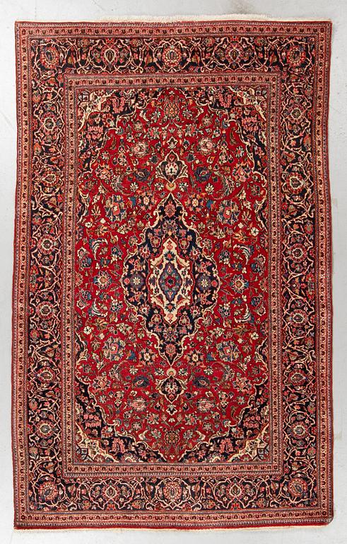 A carpet, semi-antique, Kashan, ca 216 x 136 cm.