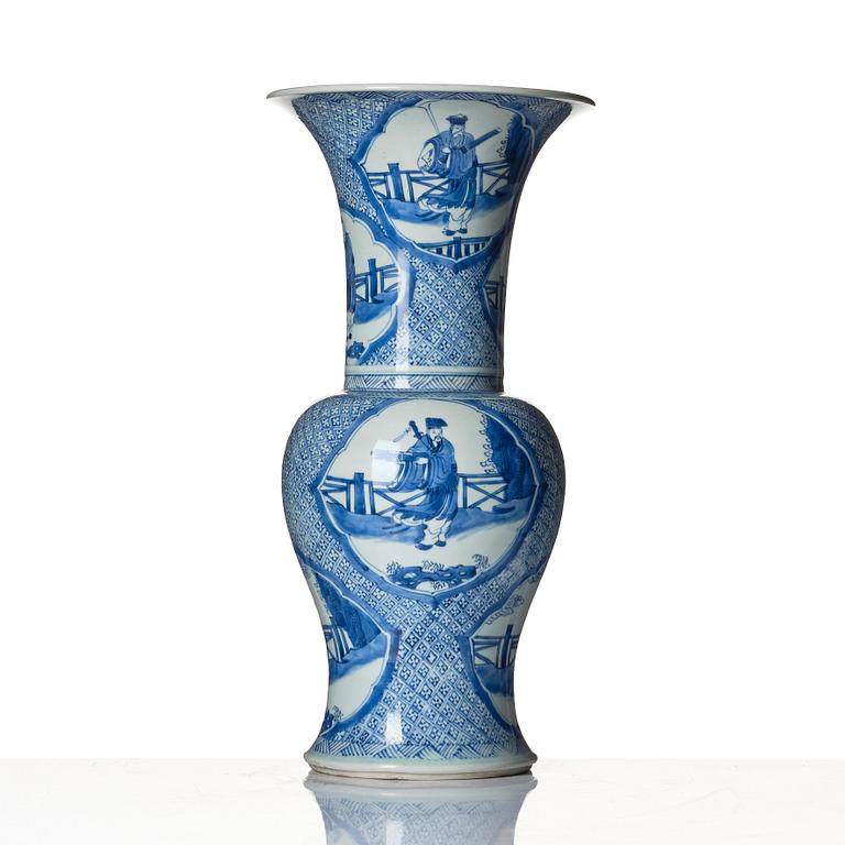 A blue and white vase, Qing dynasty, Kangxi (1662-1722).