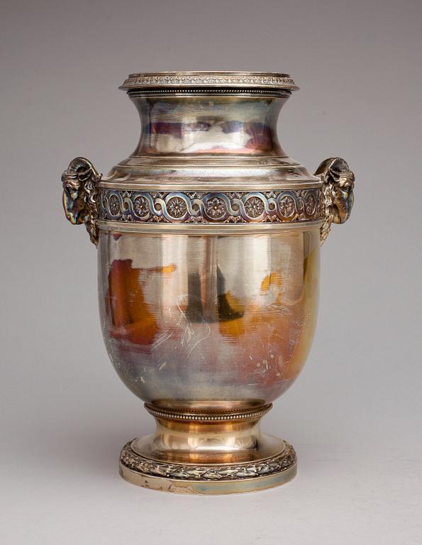 VAS / VINKYLARE, silver, A. Risler & Carré, Paris, Frankrike. 1900-talets början. Vikt ca 1577 g.
