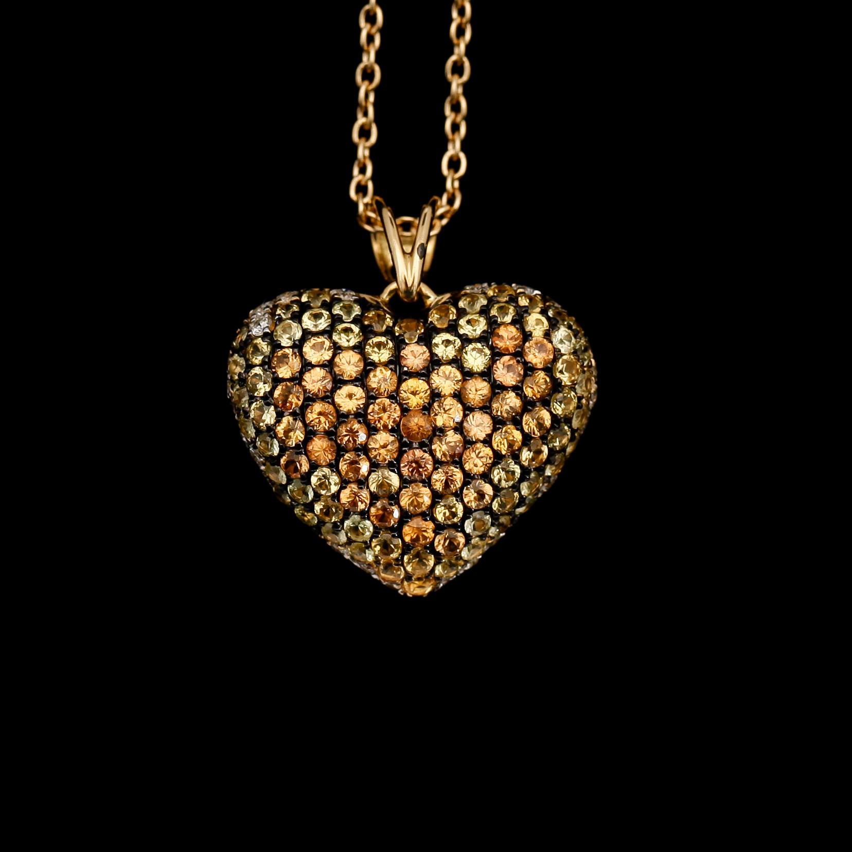 HÄNGE MED KEDJA, 18K guld, diamanter tot ca 0.10 ct, gula safirer tot ca tot ca 1.45 ct.