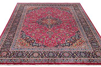 A carpet, Kashan, ca 390 x 300 cm.