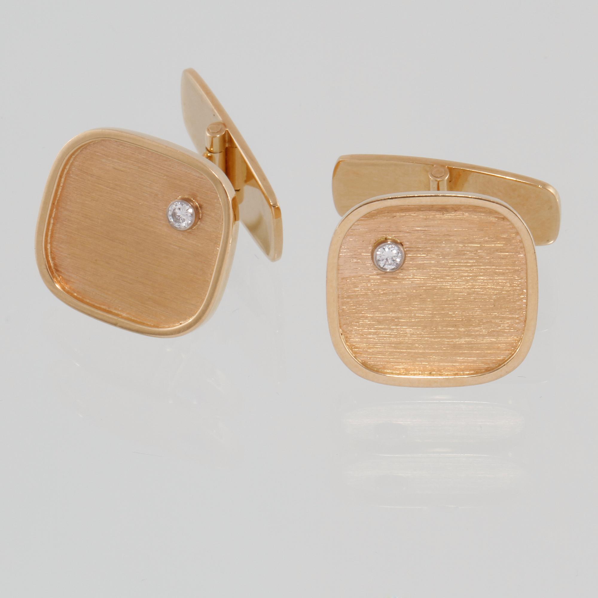 MANCHETTKNAPPAR, 18K guld med 2 briljantslipade diamanter 0.08 ct, Stigbert för Heribert Engelbert, Stockholm, 1980.