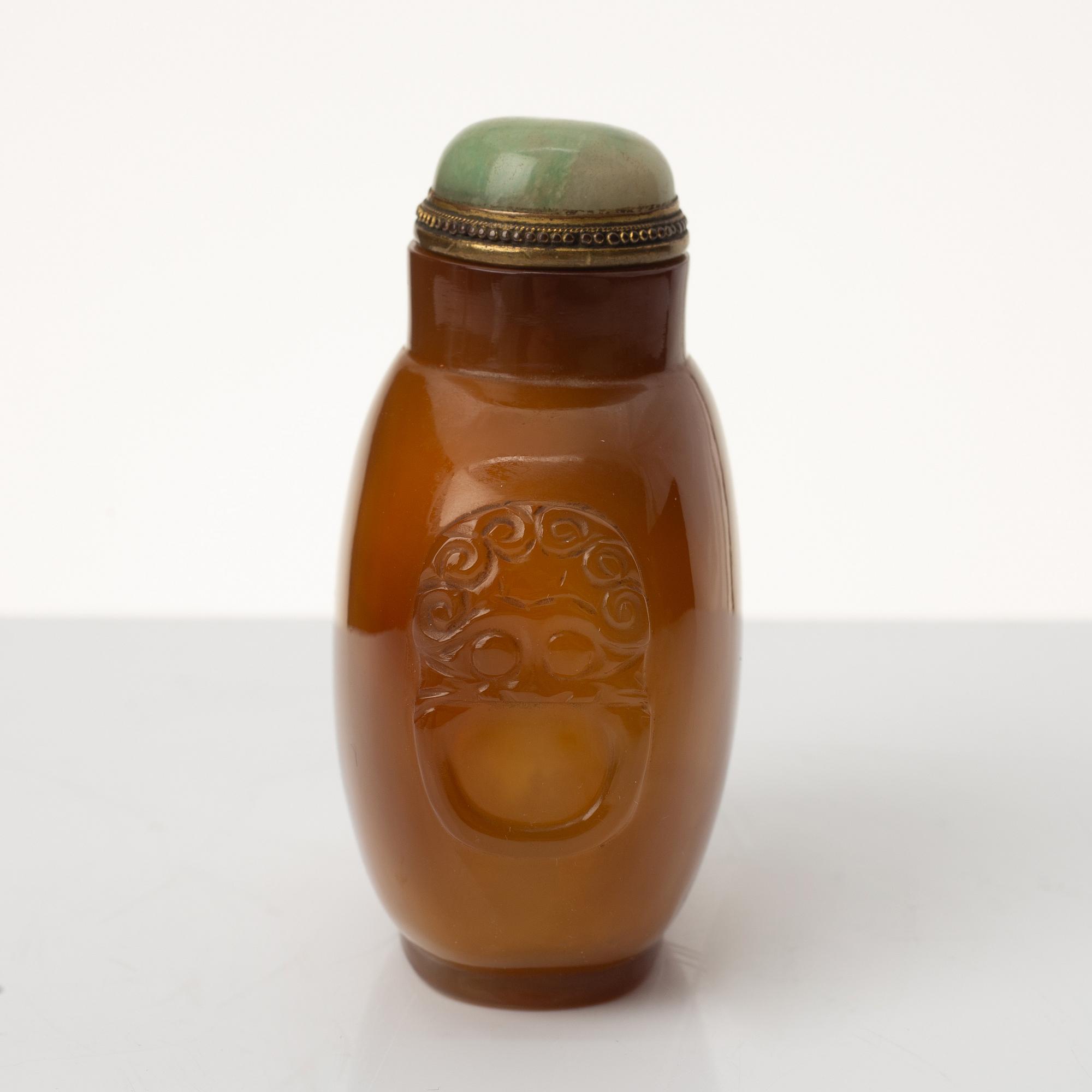 A Chinese agate and nephrite snuffbottle, late Qing dynasty, 19th century.