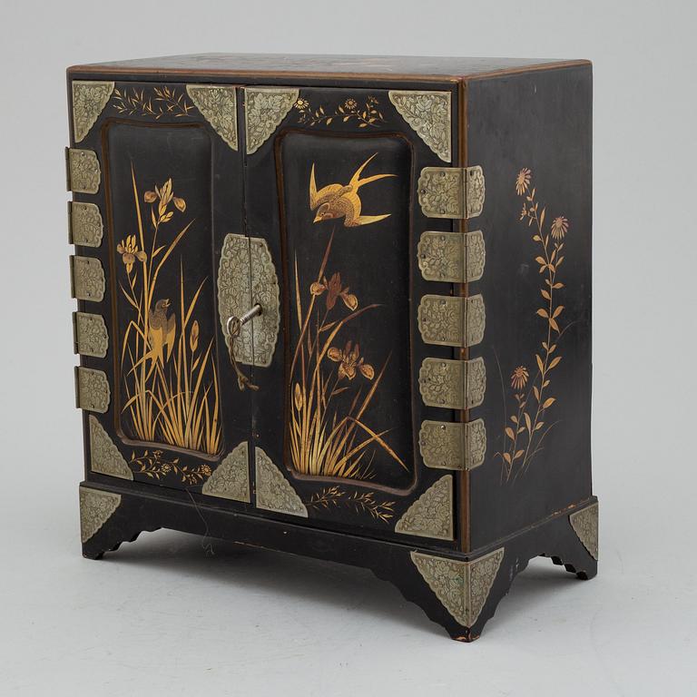 A Japanese cabinet, 20th century.