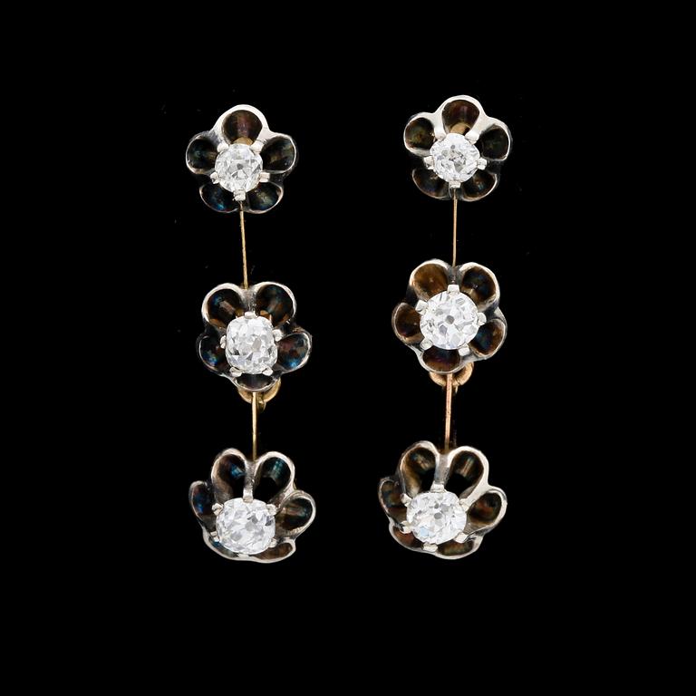 ÖRHÄNGEN, ett par, 14k tvåfärgat guld med gammalslipade diamanter 6 tot ca0,70ct. Vikt 4,3g.