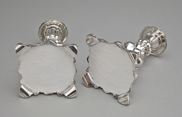 LJUSSTAKAR, ett par, silver, rokokostil, Danmark 1900-tal.