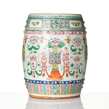 A famille rose garden seat, Qing dynasty, 19th century.