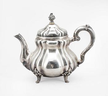 TE-KAFFEKANNA, silver, Tyskland, med svenska importstämplar. 1800-talets andra hälft. Vikt ca 800 gram.