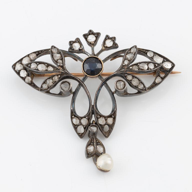 Brooch set with rose-cut diamonds, as well as a sapphire and a pearl.