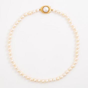 Necklace of cultured pearls with a cultured mabé pearl clasp in 18K gold.
