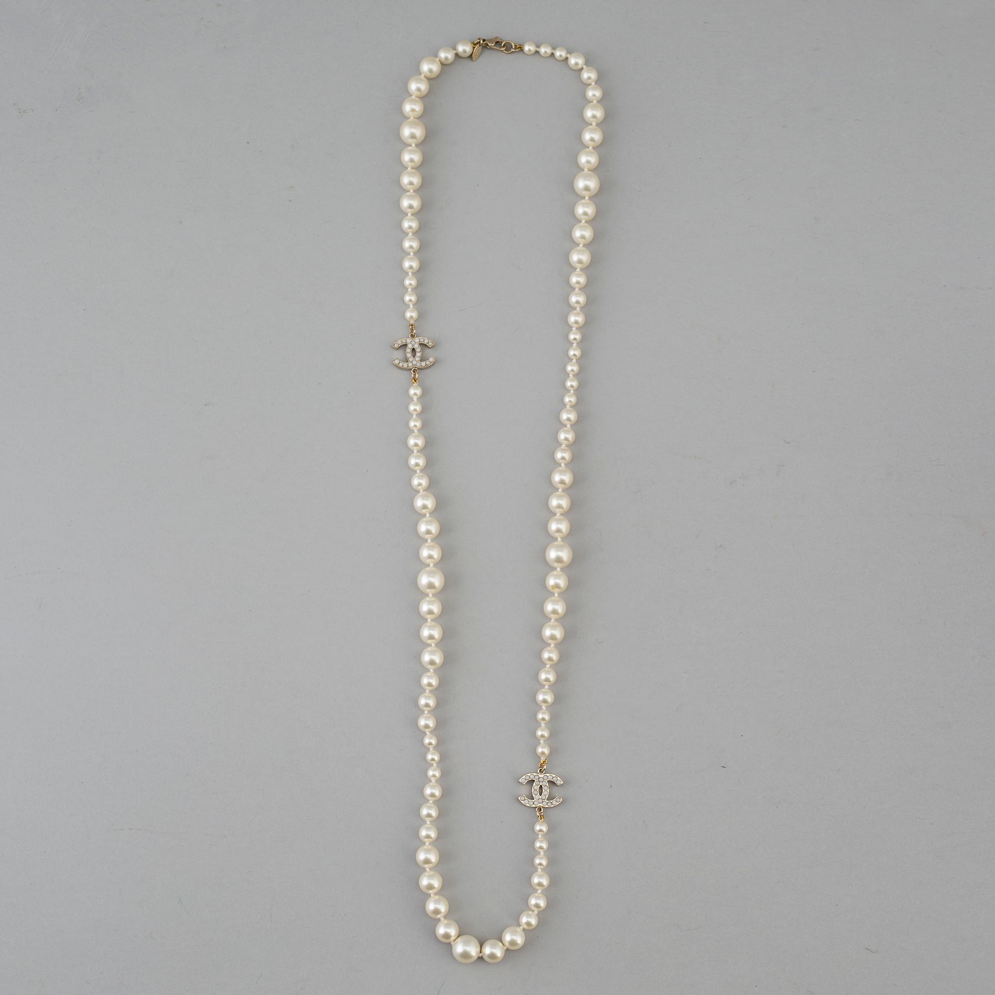 A necklace på Chanel, 2011.