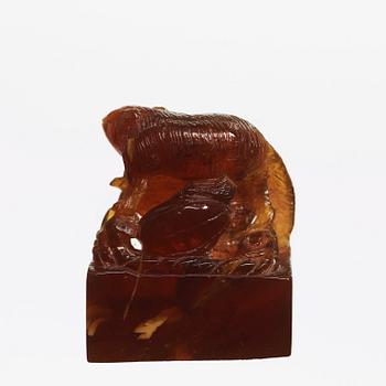 An amber figurine of a rat with pumpkin, Qing dynasty (1644-1912).
