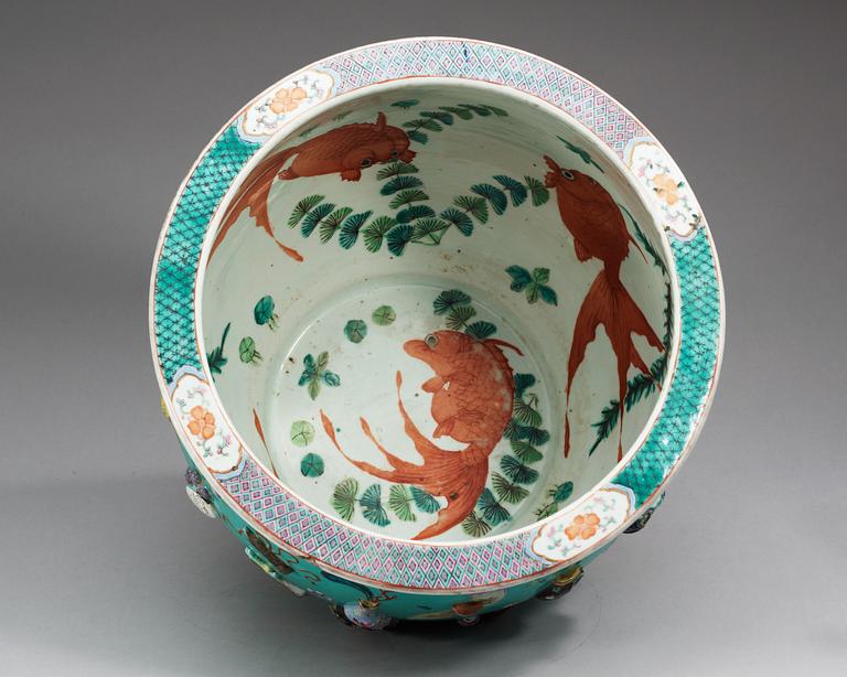 FISKBASSÄNG, porslin. Qing dynastin, 1800-tal.