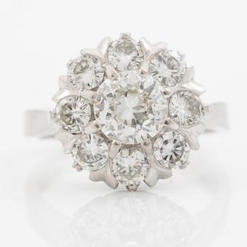 Ring 18K vitguld med runda briljantslipade diamanter.