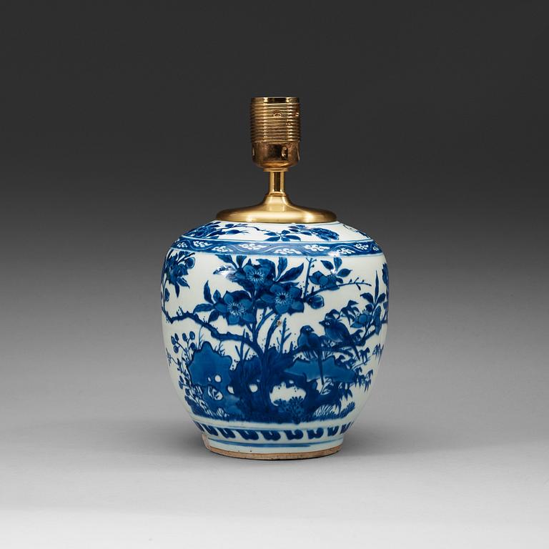 A blue and white Transitional vase, 17th Century.