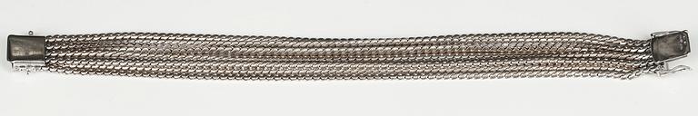 ARMBAND, 9-radigt. 18K vitguld. Mellaneuropa 1960-tal. Längd 19 cm, vikt 50 g.