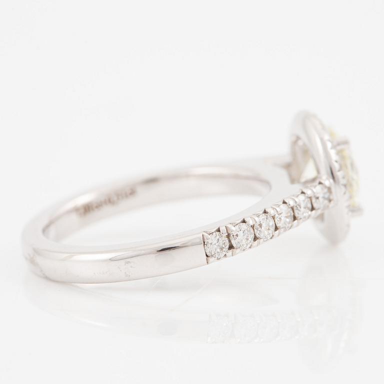 Ring, 18K vitguld med briljantslipad diamant, medföljande GIA report.