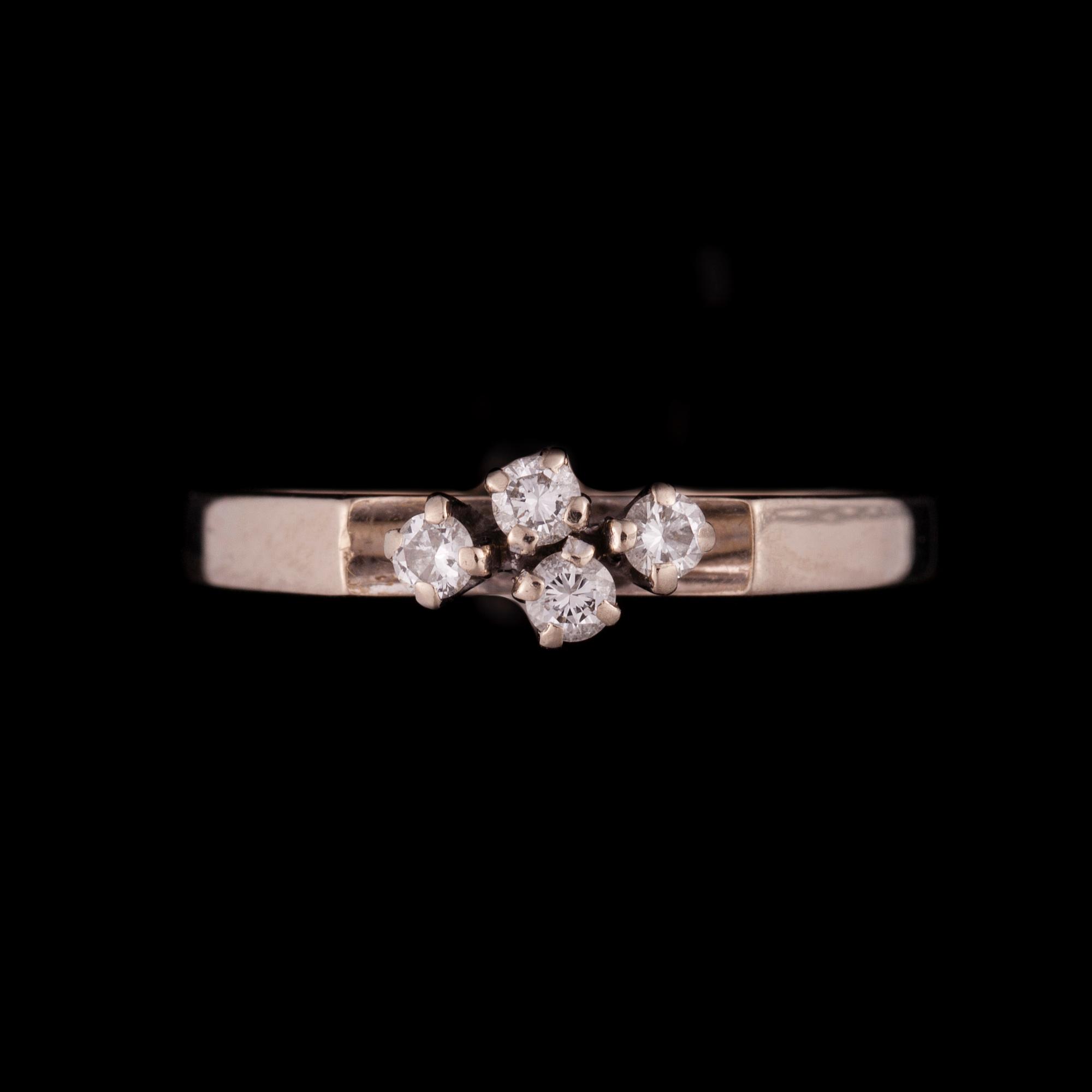 RING, vitguld 18K, 4 små diamanter, enligt gravyr 0,1 ct. Åbo 1977. Vikt 2,7 g.