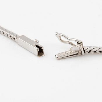 An 18K white gold necklace set with round brilliant-cut diamonds.