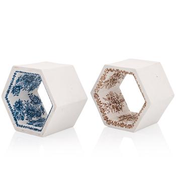 RUT BRYK, skulpturer, 2 st, "Hexagon tegel", Arabia, Finland 1960-tal.