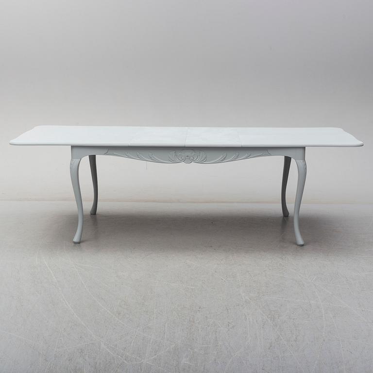 A rococo style dining table and six chairs, end of 20th century.