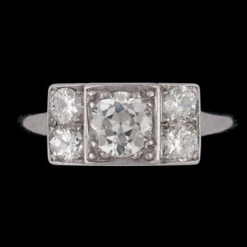 1399. An old cut diamond ring, app. 0.40 cts and smaller diamonds tot. app. 0.40 cts.