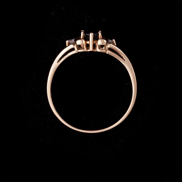 RING, 14K guld, safir, diamanter. Vikt ca 2,0 g.