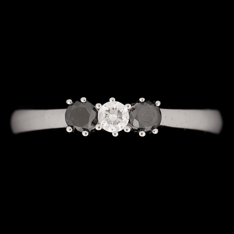 RING, 14k vitguld med diamant 0,10ct och färgade svarta diamanter tot 0,25ct. Vikt ca 3,67 gram.
