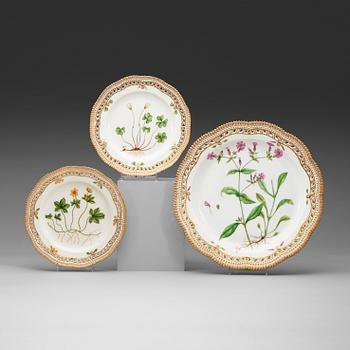 1548. A set of six Royal Copenhagen "Flora Danica" dishes and a serving dish, Denmark, 20th Century.