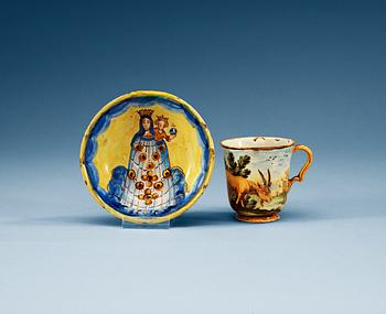 1320. An Italian majolica cup and stand, Urbino, 18th Century.