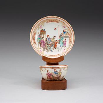 A famille rose and gold figure scene cup with stand, Qing dynastin, Qianlong (1736-95).