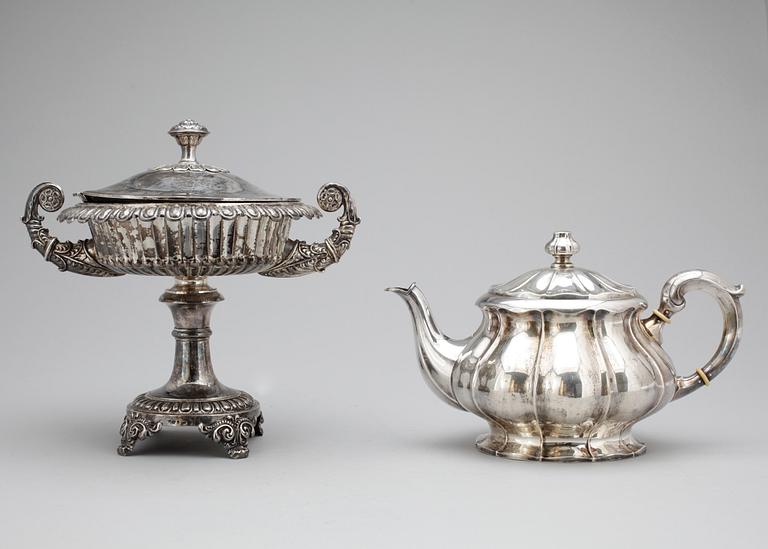 TÉKANNA samt SOCKERSKÅL, silver bl.a. 1800-tal. Vikt ca 1308g.