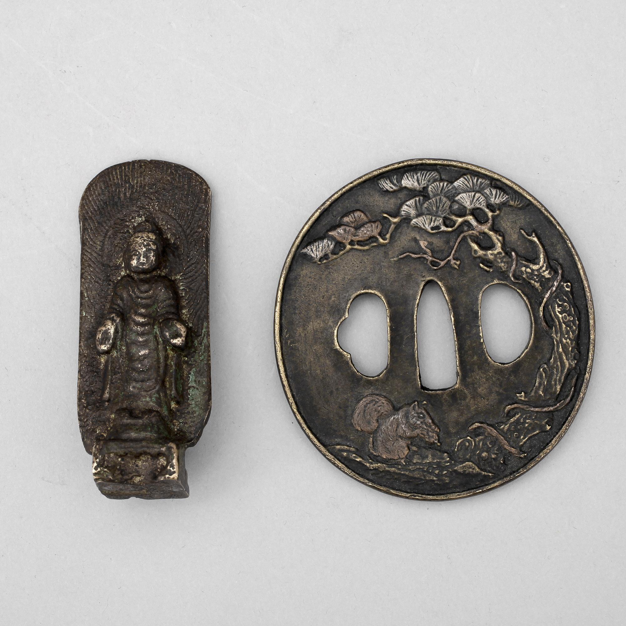 FIGURIN samt TSUBA, brons, ostasien, 1900-tal.