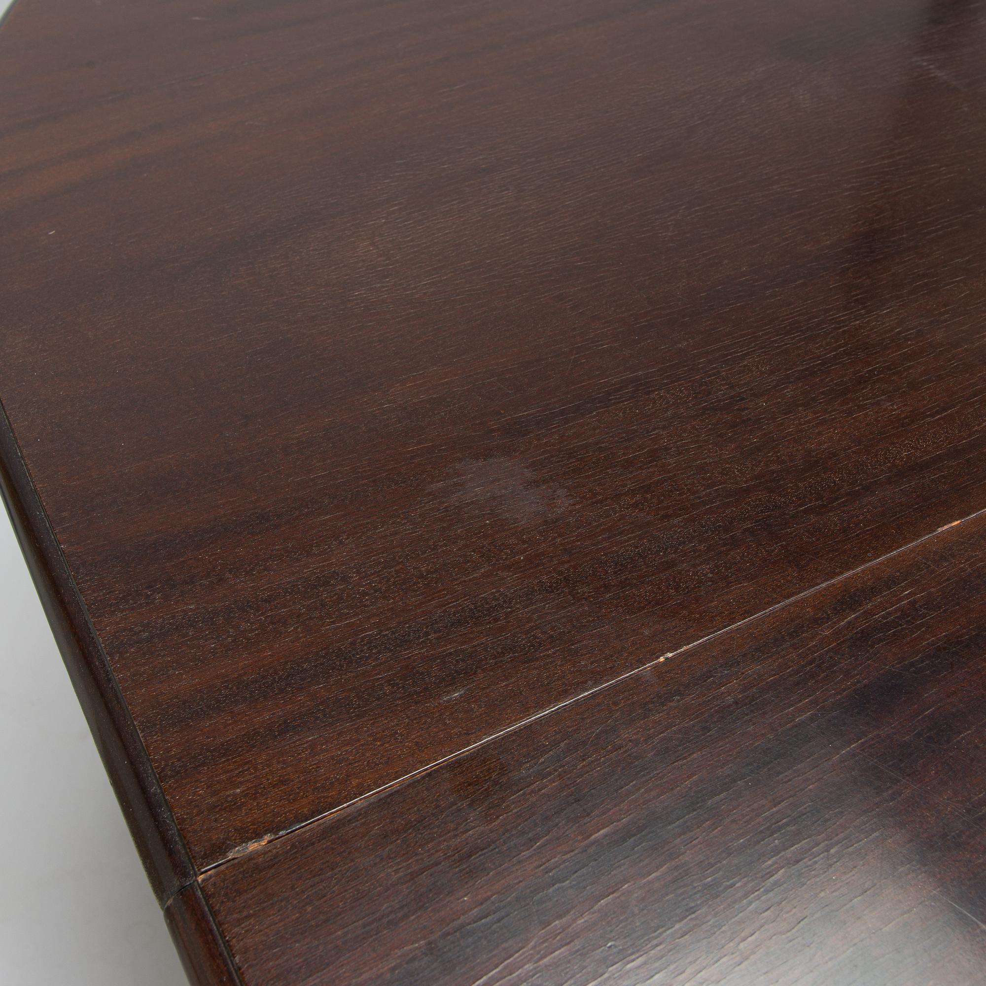 A dining table, Hepplewhite style, later half of the 20th century.