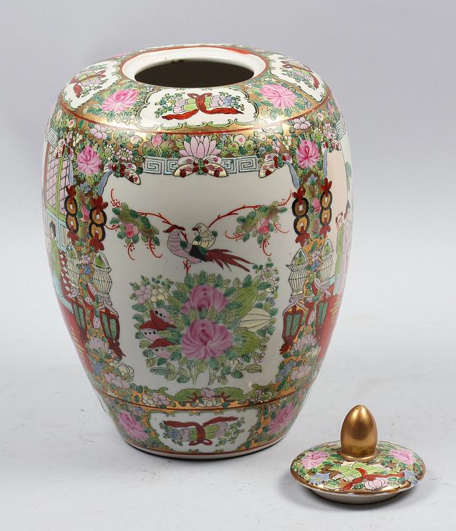 URNA MED LOCK, porslin, Kina. 1900-tal.