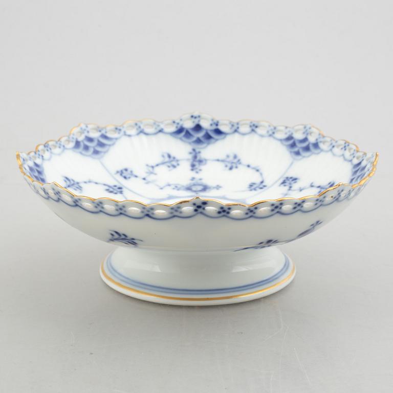 Fat, tre stycken, samt ett par vaser, porslin, "Musselmalet helblond", Royal Copenhagen, 1900-tal.
