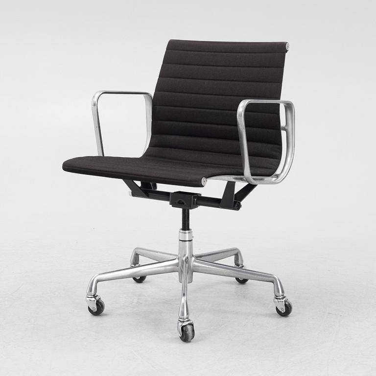 Charles & Ray Eames, skrivbordsstol, "EA335", Herman Miller 1997.