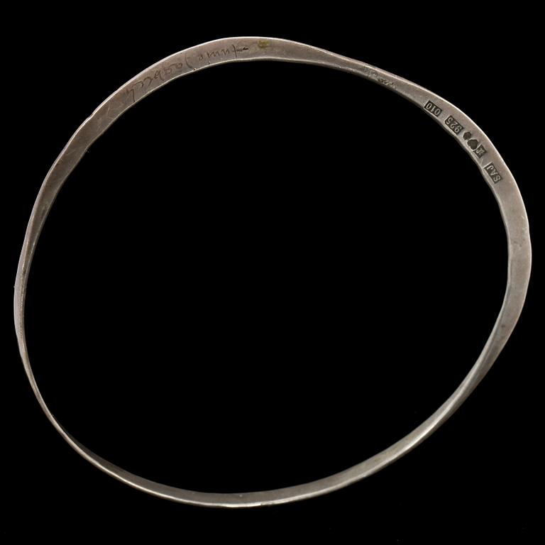 ARMBAND, 2 st, sterlingsilver, Volmer Bahner, Danmark, 1900-tal samt Annie Jagbäck, Lund, 1988. Tot vikt 23 g.