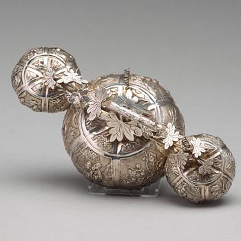 SKÅLAR MED LOCK, låghaltigt silver, Kina, 1900-talets första hälft.