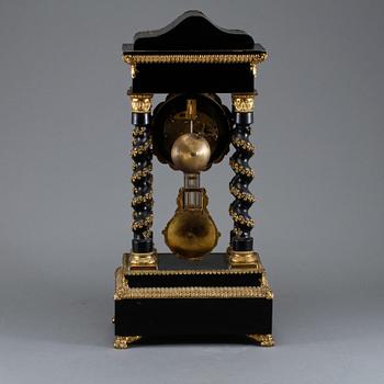 BORDSPENDYL, barockstil, 1800-talets slut.